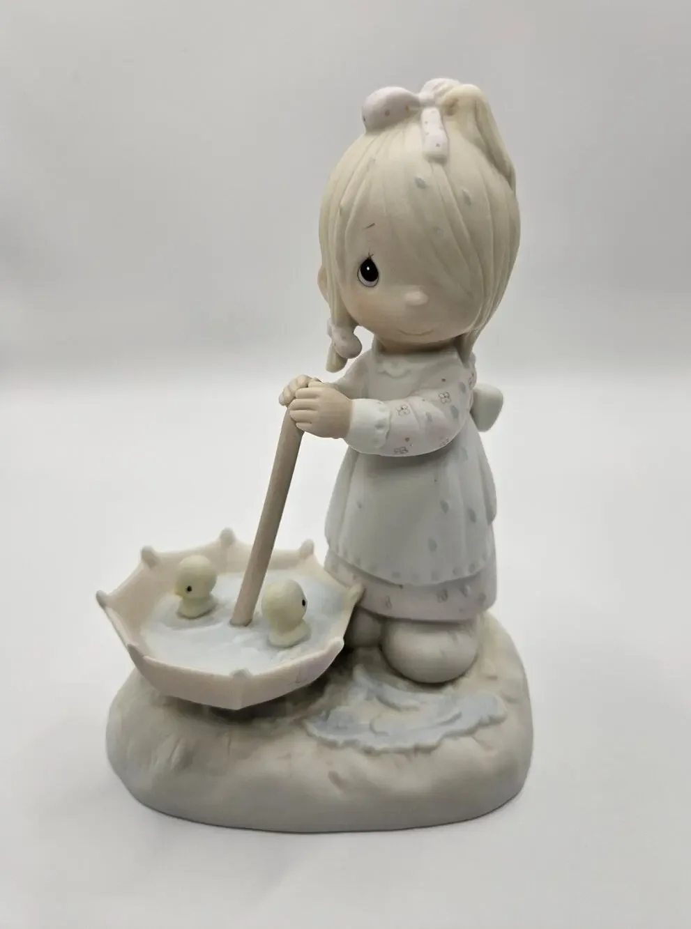 Precious Moments Let Love Reign E-9273 1982 Girl Umbrella Ducks Enesco Figurine